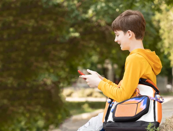 Menino Caucasiano Feliz Usando Telefone Inteligente Rua Tempo Após Escola — Fotografia de Stock