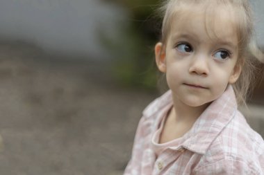 Küçük kız portresi, hayalperest ve düşünceli, kopyalama alanı.