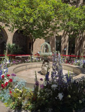 Katalonya 'daki bir dekoratif taş çeşmesinde, Corpus Christi ayininin bir parçası olarak yaz çiçekleriyle çevrili bir su jetinin tepesinde dans eden bir yumurta bulunur.