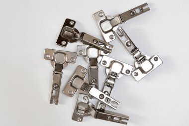 Mobilya kapısı menteşeleri, dolap donanımı, konsept yenileme ve mobilya montajı.