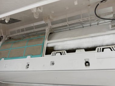 Kirli hava filtresinin hava akımını engellemesi ve soğutma verimliliğini düşürmesinden kaynaklanan havalandırma bobinindeki buz..