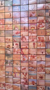 BARCELONA, İspanya - MAYIS, 27, 2024: Barselona İspanya 'nın ünlü öpüşme duvarı, kentsel sanat ve turist simgesi olan renkli mozaik parçanın yakın görüntüsü.