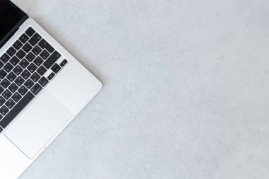 Nötr gri arkaplandaki dizüstü bilgisayarın fotokopi alanı içeren kısmını en aza indir. İş dünyası, dijital çalışma ve iletişim tasarımı için modern teknoloji kavramı