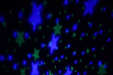 Duvara yıldızlı gökyüzü yansıtılıyor, soyut arkaplan