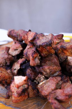 Şiş kebap BBQ taze kızarmış et yakın plan. Dikey Yönlendirme