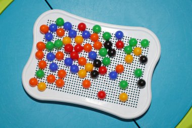 Masadaki plastik renkli mozaik oyunu