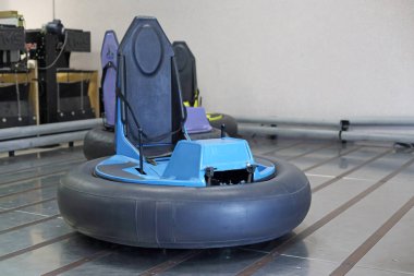 Çocuk eğlence merkezinde şişme arabalar var.