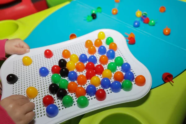 Copilul Care Joacă Mozaic Jucărie Colorată Din Plastic Masă — Fotografie, imagine de stoc