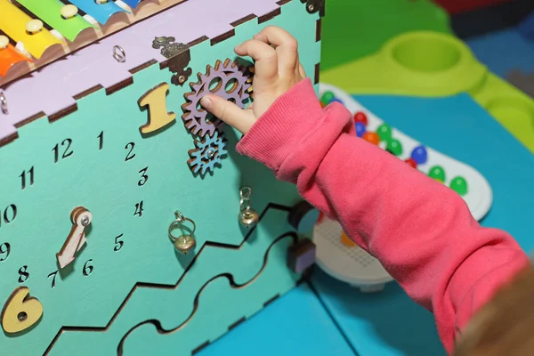Dziecko Bawiące Się Zabawką Busycube Busyboard Centrum Rozrywki Dla Dzieci — Zdjęcie stockowe
