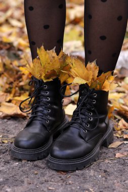 Sonbahar yapraklı kadın botları, sonbahar konsepti. Dikey Yönlendirme