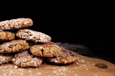 Siyah zemin üzerinde yulaflı kurabiye piramidi