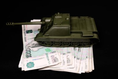 Rus banknotlarındaki oyuncak tankı ruble, savaş anlaşmazlığı Rusya Ukrayna, Yaptırımlar, kriz, silah satın alma konsepti