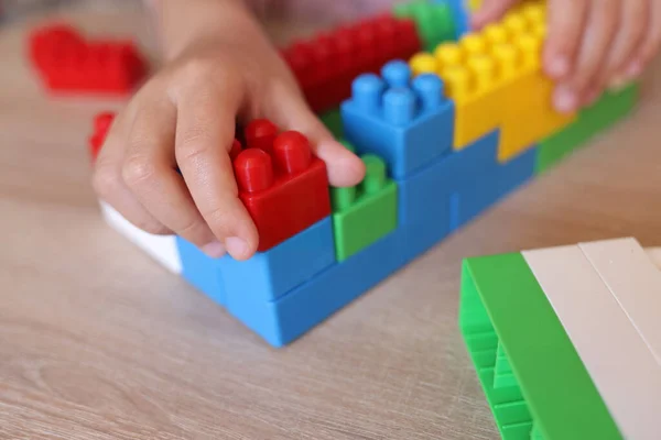 Kind Baut Ein Haus Aus Farbigen Ziegeln Hände Großaufnahme — Stockfoto
