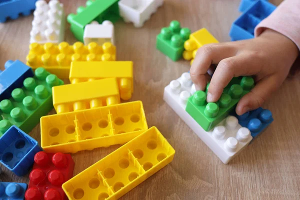 Kind Spielt Mit Einem Designer Auf Dem Tisch Baut Wände — Stockfoto