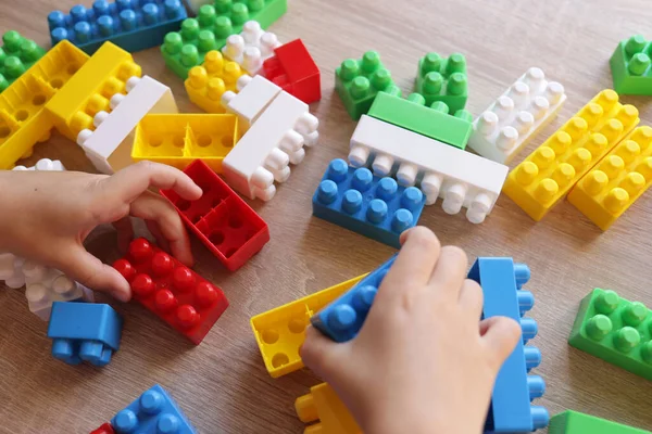 Criança Brinca Com Designer Mesa Constrói Paredes Blocos — Fotografia de Stock