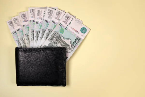 Російські Банкноти Гаманці Концепція Заощаджень Заробітку Кризи — стокове фото