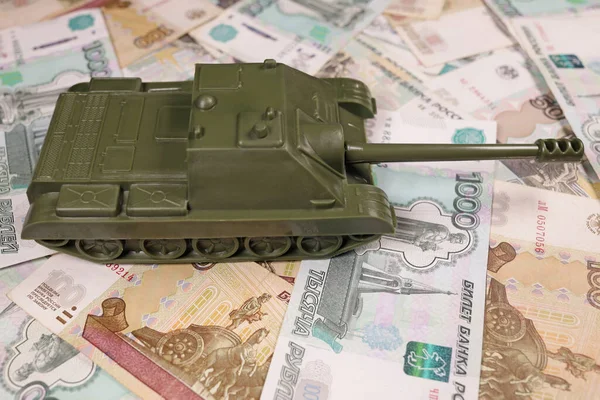 Rus banknotlarındaki oyuncak tankı ruble, savaş çatışması Rusya Ukrayna, yaptırımlar, kriz konsepti