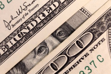 Benjamin Franklin 'in gözleri 100 dolarlık banknotun üzerinde. Amerikan para birimi konsepti, dolar döviz kuru