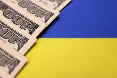 Ukrayna bayrağı ve Amerikan doları. Kiralama, Ukrayna 'da savaş, finansal uluslararası bağış, yardım, ülkelere destek kavramı