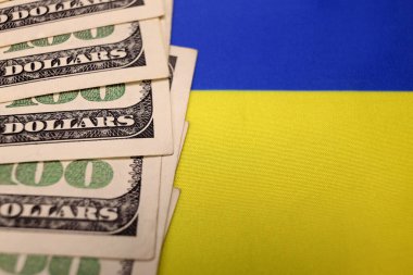 Ukrayna bayrağı ve Amerikan doları. Kiralama, Ukrayna 'da savaş, finansal uluslararası bağış, yardım, ülkelere destek kavramı