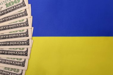 Banknotlar Ukrayna bayrağına dolar basıyor. Kira sözleşmesi, Ukrayna 'daki savaş, finansal bağışlar, Amerika' nın yardımı.
