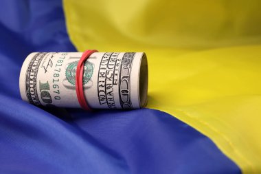 Ukrayna bayrağına bir tomar dolar. Kira sözleşmesi, Ukrayna 'da savaş, finansal bağışlar, yardım