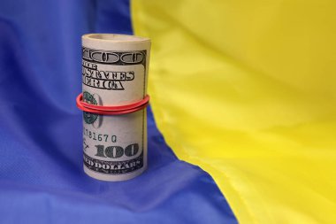 Ukrayna bayrağına bir tomar dolar. Kira sözleşmesi, Ukrayna 'da savaş, finansal bağışlar, yardım