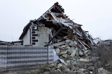 Liman şehrindeki hava saldırısından sonra harabeler. Ukrayna 'daki savaş.