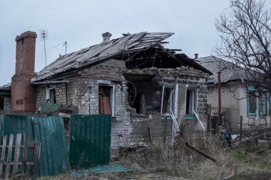 Lyman 'daki bombalamadan sonra harabeler. Ukrayna ile Rusya arasındaki savaş çatışması.