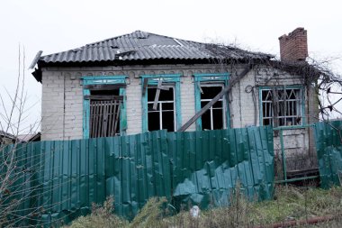 Lyman, Ukrayna 'daki harabe ev. Ukrayna 'daki Rus roketinden sonra yıkılan ve yanan bina