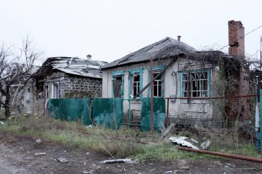 Lyman, Ukrayna 'daki harabe ev. Ukrayna 'daki Rus roketinden sonra yıkılan ve yanan bina