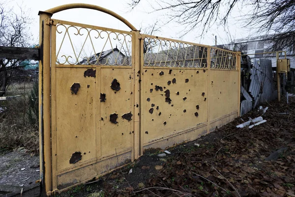 Πύλες Φράχτης Της Ουκρανίας Στις Τρύπες Των Θραυσμάτων Σφαίρες Όστρακα — Φωτογραφία Αρχείου
