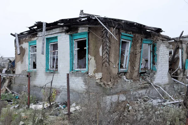 Ερειπωμένο Σπίτι Lyman Ουκρανία Καταστράφηκε Και Κάηκε Κτίριο Μετά Ρωσικό — Φωτογραφία Αρχείου