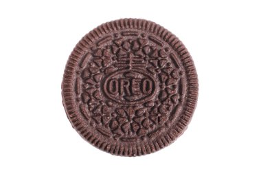 Beyaz üzerine izole edilmiş kremalı çikolatalı Oreo sandviçi.