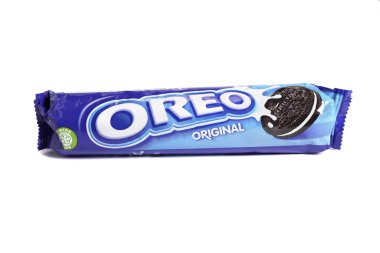 Beyaz arka planda izole edilmiş Oreo bisküvi paketi
