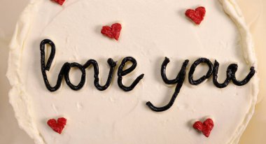 inscription Iove you on a bento cake close-up