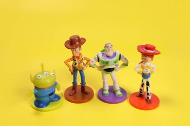 Magdalinovka, Ukrayna - 1 Mart 2022. Şerif Woody, Jessie, Yaratık ve Oyuncak Hikayesi 'ndeki Buzz Işıkyılı karakterleri