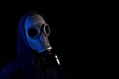 Siyah arka planda neon ışıklı, eski bir gaz maskeli adam.