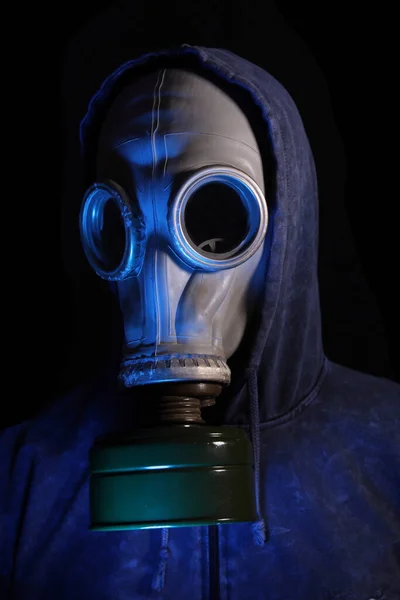 Muž Kapuci Staré Retro Plynové Masce Neonovém Světle Černém Pozadí — Stock fotografie
