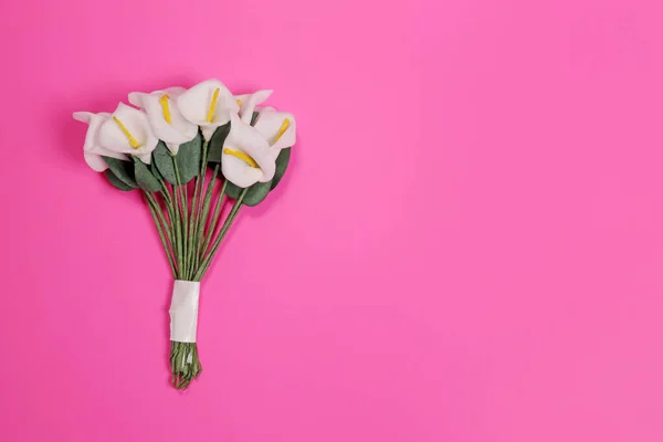 Plast Kala Blommor För Hantverk Rosa Bakgrund Kopieringsutrymme För Text — Stockfoto