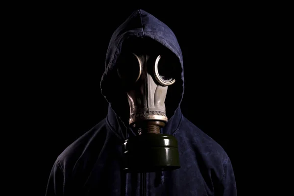 Άντρας Κουκούλα Μάσκα Αερίου Μαύρο Φόντο Έννοια Της Περιβαλλοντικής Ρύπανσης — Φωτογραφία Αρχείου