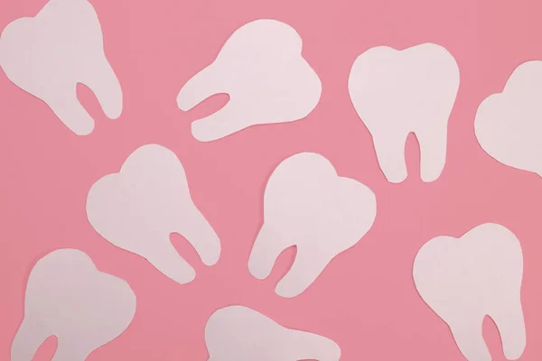 ピンクの背景 質感の白い紙の歯 — ストック写真