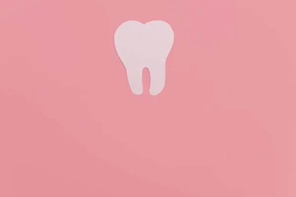 White Paper Tooth Pink Background Dentistry Dentist Services Copy Space — Stock Photo, Image