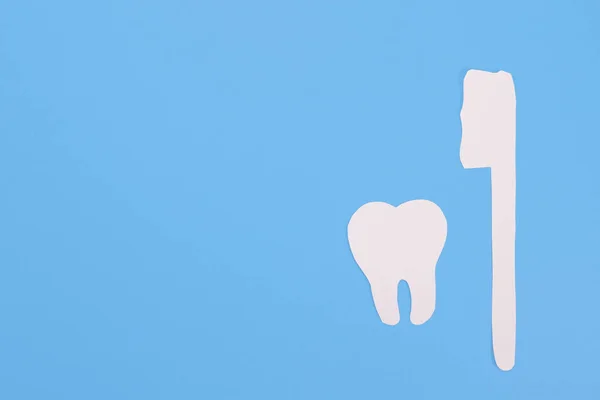 Papierzahn Und Zahnbürste Auf Blauem Hintergrund Zahngesundheit Konzept Kopierraum Für — Stockfoto