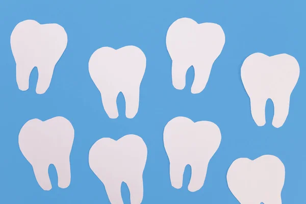 Białe Papierowe Zęby Niebieskim Tle Tło Faktura — Zdjęcie stockowe