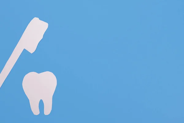 青い背景に紙歯ブラシと紙歯ブラシ 口腔衛生の概念 テキストのコピースペース — ストック写真