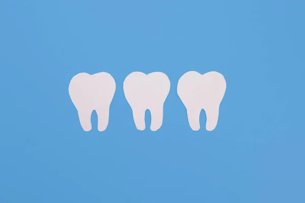 Dentes Papel Branco Fundo Azul — Fotografia de Stock
