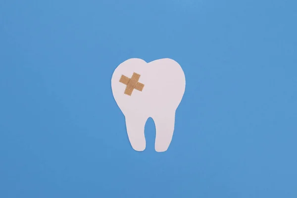 青い背景に羊飼いが封印した白い紙の歯 歯科治療 歯科サービスの概念 — ストック写真