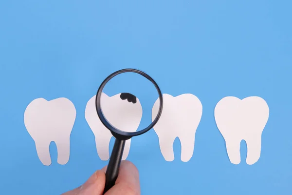 Szkło Powiększające Bada Uzębienie Papierowych Zębów Próchnicą Pojęcie Problemów Stomatologicznych — Zdjęcie stockowe