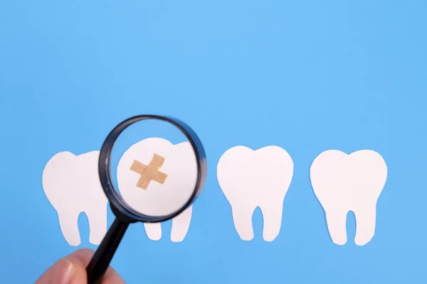 Lupa Examina Dente Papel Curado Conceito Atendimento Odontológico Dentista Profissional — Fotografia de Stock
